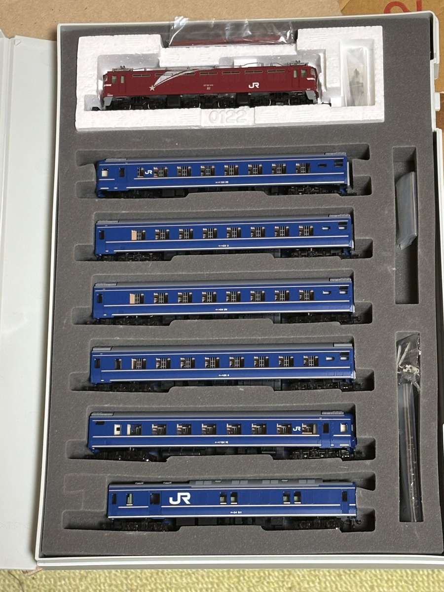こんばんは、TOMIX<98642>JR EF81・24系特急寝台客車(エルム)セット