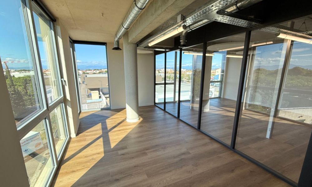 OneflorEurope's tweet image. Workspace goals: sunshine, Mediterranean views, and our Prestige Oak XL planks underfoot. 🌿✨

#workspacedesign #flooring