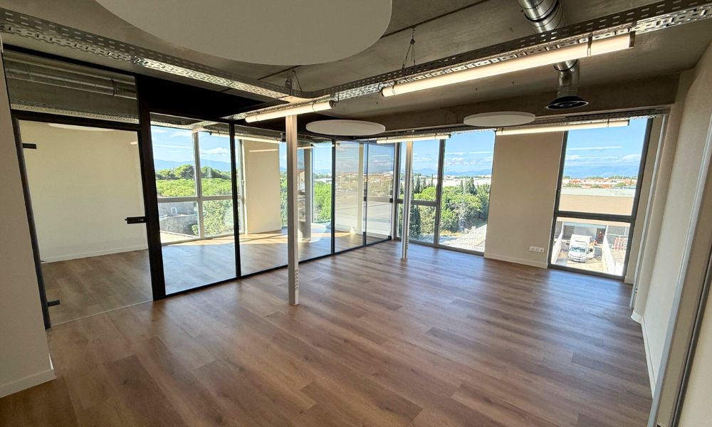 OneflorEurope's tweet image. Workspace goals: sunshine, Mediterranean views, and our Prestige Oak XL planks underfoot. 🌿✨

#workspacedesign #flooring