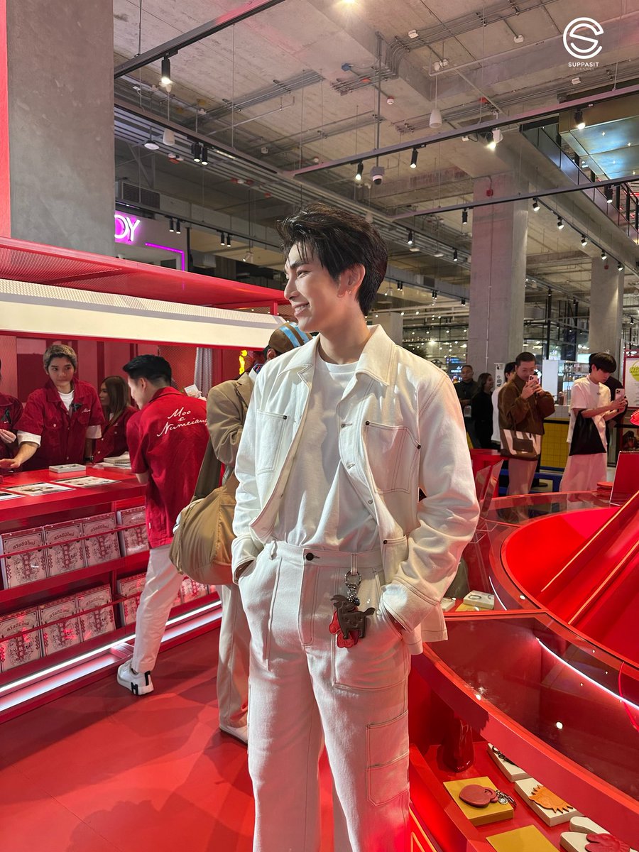 SolSkipperCo's tweet photo. Thanks for the support🤍

MEW AT MOO BANGKOK

@MSuppasit
#MOOxNumeiangxMew
#MOOxNumeiang #MOOBangkok https://t.co/MqRA8GNz8L