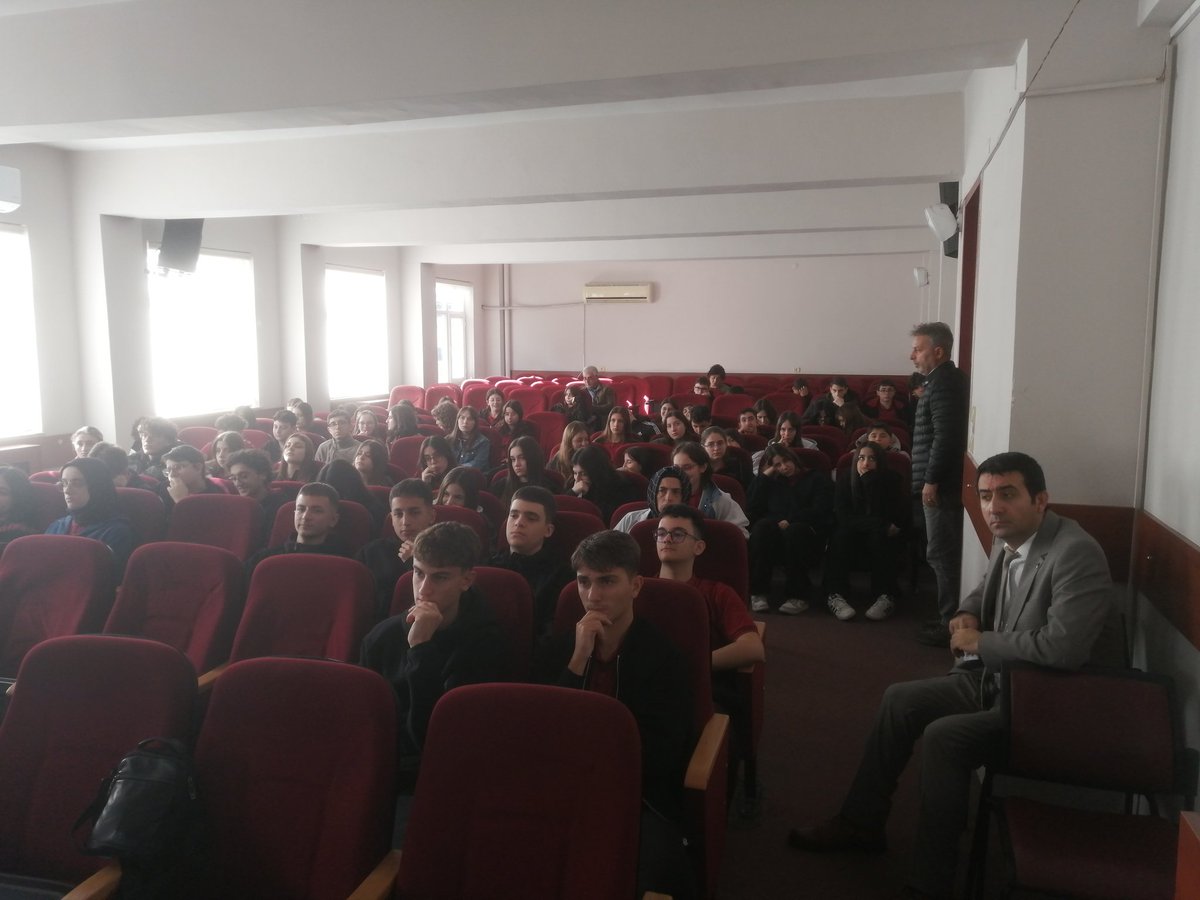 Diyabet haftası kapsamında Yavuz Sultan Selim Anadolu nadolu Lisesindeydik. Diyetisyen Esra ve Yeşim hanımlara güzel sunumları için çok teşekkür ediyoruz. Diyabetli öğrencilerimizin ve ailelerinin yanında olmaya devam edeceğiz.