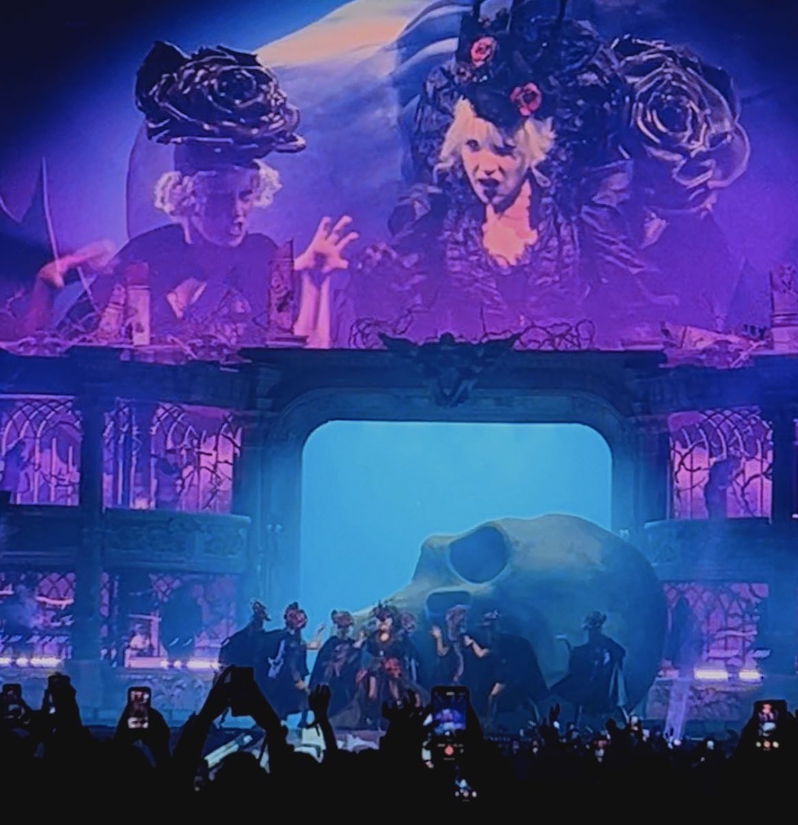 j’ai enfin vu la PREMIÈRE artiste dont j’ai été fan genre ??? Je suis fan d’elle depuis la primaire et je l’ai enfin vu et de relativement près ??? Je vais hurler