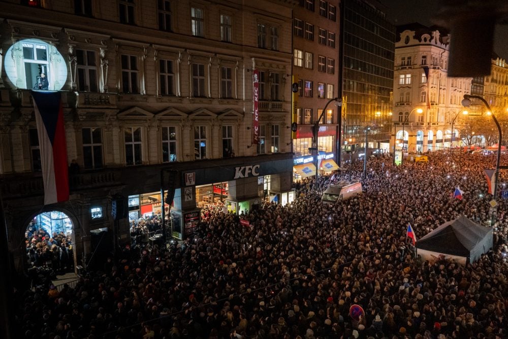 In Tschechien wurde gestern der Tag des Kampfes für Freiheit und Demokratie begangen. Erinnert wurde vor allem an die Samtene Revolution vor 36 Jahren. ➡ rozhl.as/hf2

📸: Zuzana Jarolímková, iRozhlas.cz