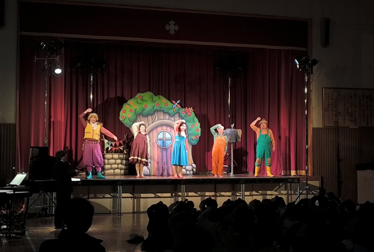 【#泣いた赤おに】 
本日は大津市立仰木小学校での公演でした✨
風も強く寒い一日でしたが、一緒に歌ってくれた皆さんの元気で暖かい声が響いていました☺️ありがとうございました！