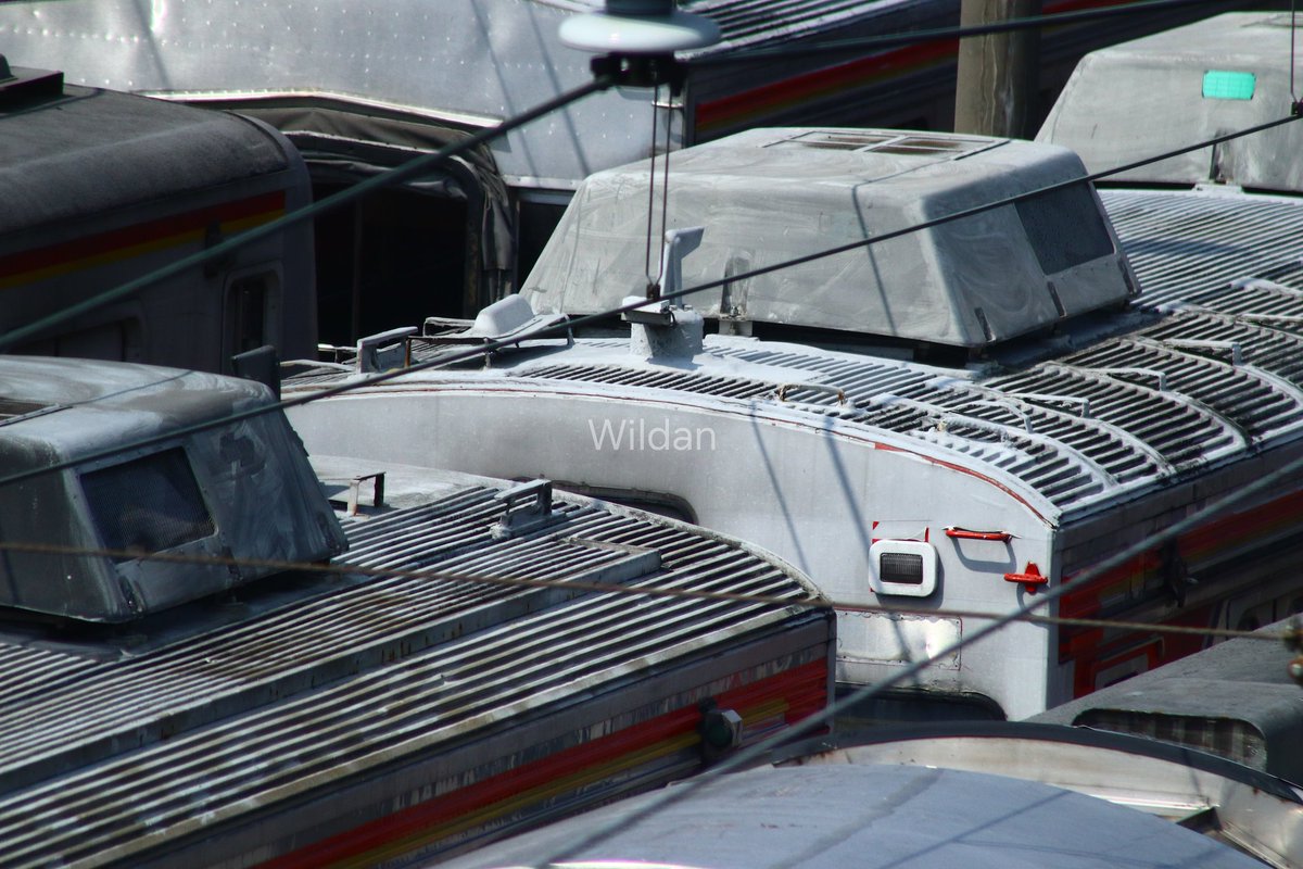 manpixel9proxl's tweet image. 東急8500系8610Fと8604Fおよび8000系8003Fと8007F Depok車両基地に保管されており、今週中Pasirbungur送られ、解体積み重ねされる予定です。

デハ8618F JALITAの車両はPasirbungurは送られませんが、噂では記念モニュメントとして保存される予定です。

8618Fの先頭車以外は将来スクラップ予定。