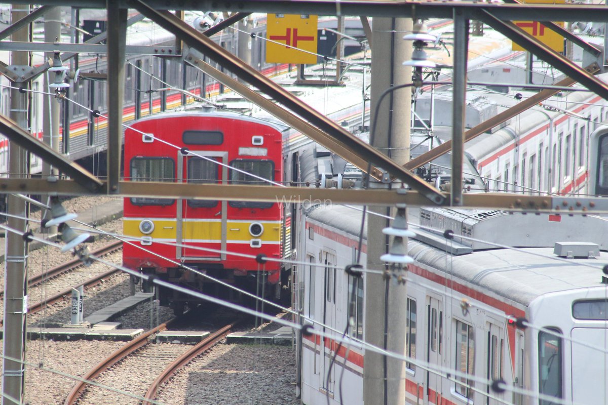 manpixel9proxl's tweet image. 東急8500系8610Fと8604Fおよび8000系8003Fと8007F Depok車両基地に保管されており、今週中Pasirbungur送られ、解体積み重ねされる予定です。

デハ8618F JALITAの車両はPasirbungurは送られませんが、噂では記念モニュメントとして保存される予定です。

8618Fの先頭車以外は将来スクラップ予定。