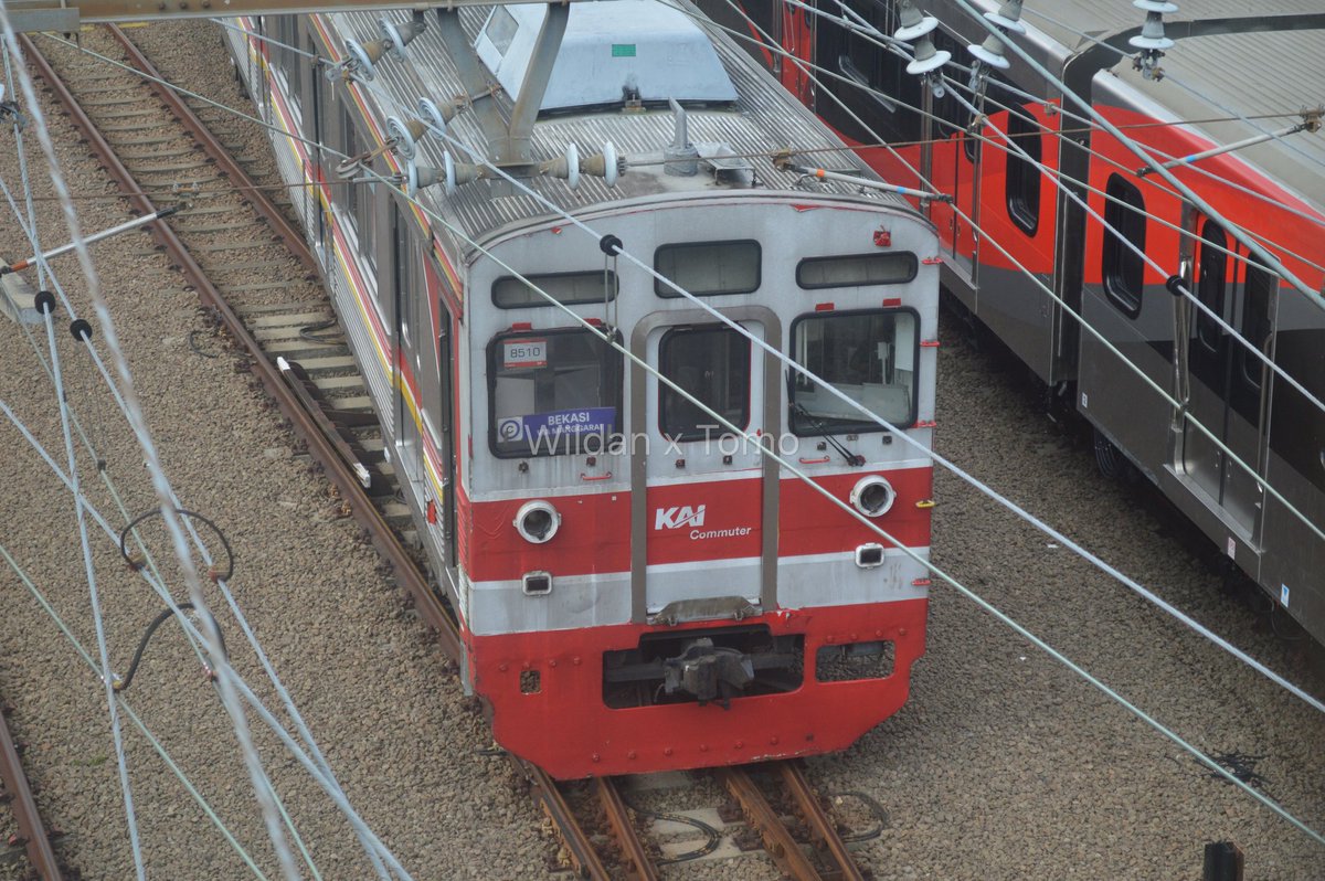 manpixel9proxl's tweet image. 東急8500系8610Fと8604Fおよび8000系8003Fと8007F Depok車両基地に保管されており、今週中Pasirbungur送られ、解体積み重ねされる予定です。

デハ8618F JALITAの車両はPasirbungurは送られませんが、噂では記念モニュメントとして保存される予定です。

8618Fの先頭車以外は将来スクラップ予定。