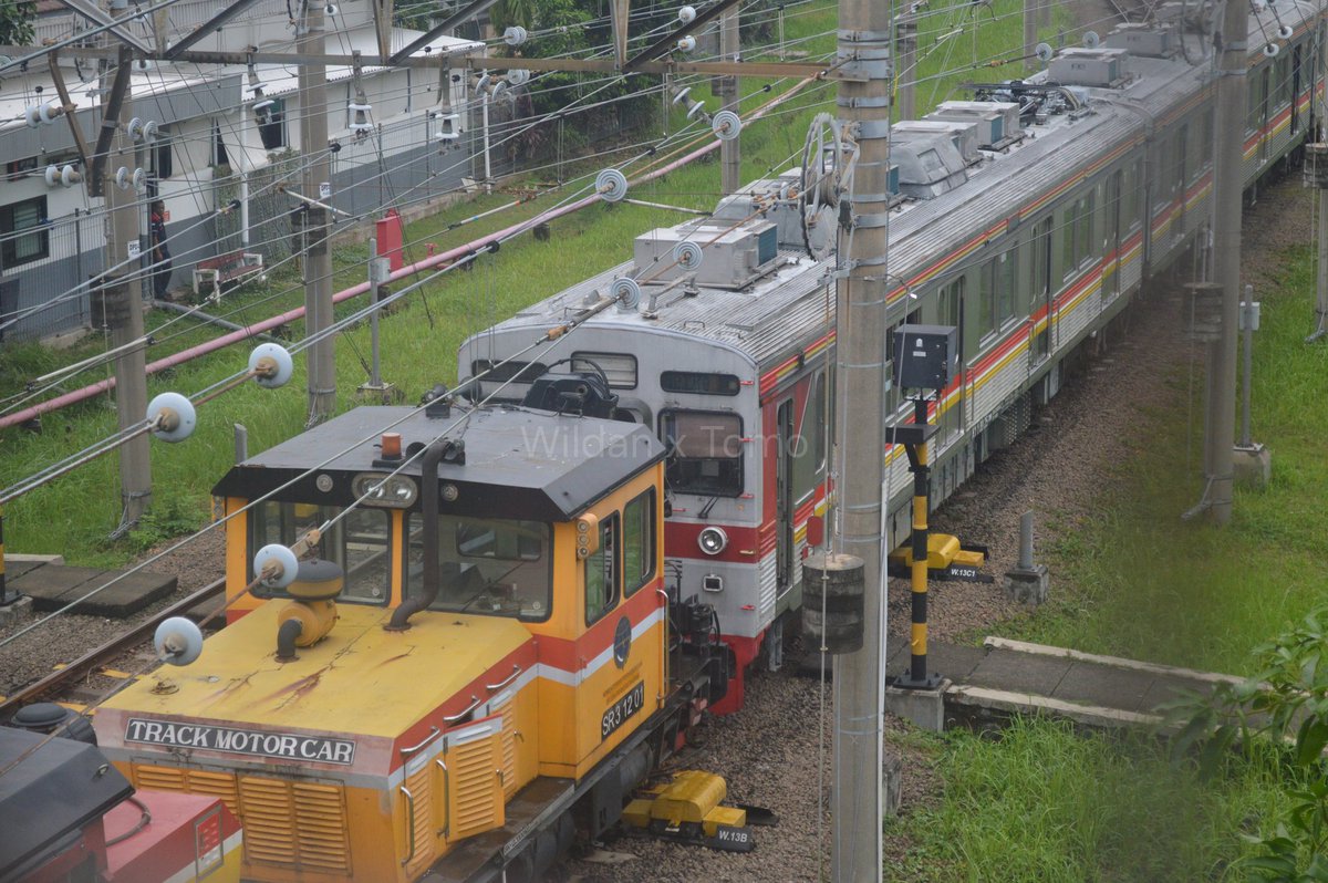 manpixel9proxl's tweet image. 東急8500系8610Fと8604Fおよび8000系8003Fと8007F Depok車両基地に保管されており、今週中Pasirbungur送られ、解体積み重ねされる予定です。

デハ8618F JALITAの車両はPasirbungurは送られませんが、噂では記念モニュメントとして保存される予定です。

8618Fの先頭車以外は将来スクラップ予定。