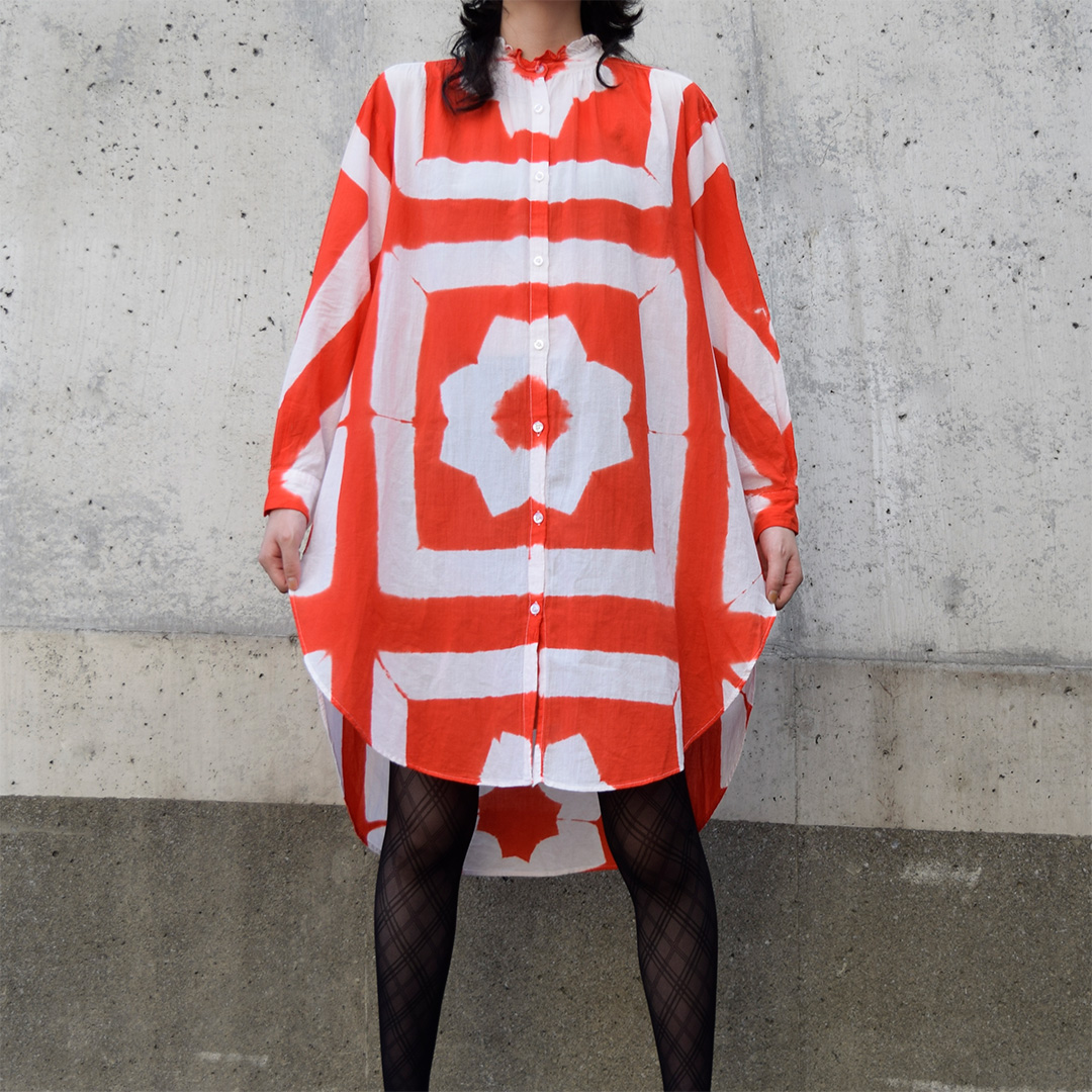 Uchida Dyed Dress Series✨
板締め染め/Itajime （Board Tightening Dyeing）

染色は朱色で1回。生地が薄くシンプルな形の服だった為、こういった柄を作り出すことが出来た。
