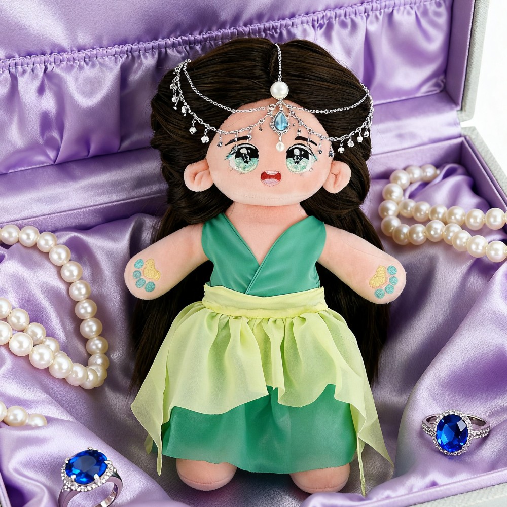maymagic111's tweet image. ✨ Unveiling this enchanting plush doll—she’s like a little princess from a fairy tale, nestled in luxury with pearls and sapphires. That delicate headpiece, the dreamy green dress, and those soulful eyes? Total magic.  👑
#PlushDoll #FairyTaleVibes #LuxuryCollectible #CutePlush