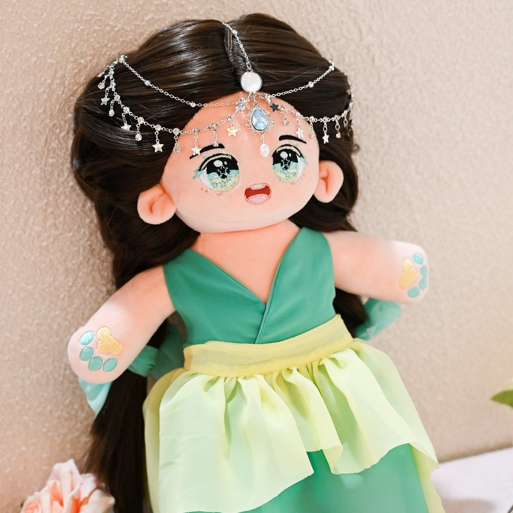 maymagic111's tweet image. ✨ Unveiling this enchanting plush doll—she’s like a little princess from a fairy tale, nestled in luxury with pearls and sapphires. That delicate headpiece, the dreamy green dress, and those soulful eyes? Total magic.  👑
#PlushDoll #FairyTaleVibes #LuxuryCollectible #CutePlush
