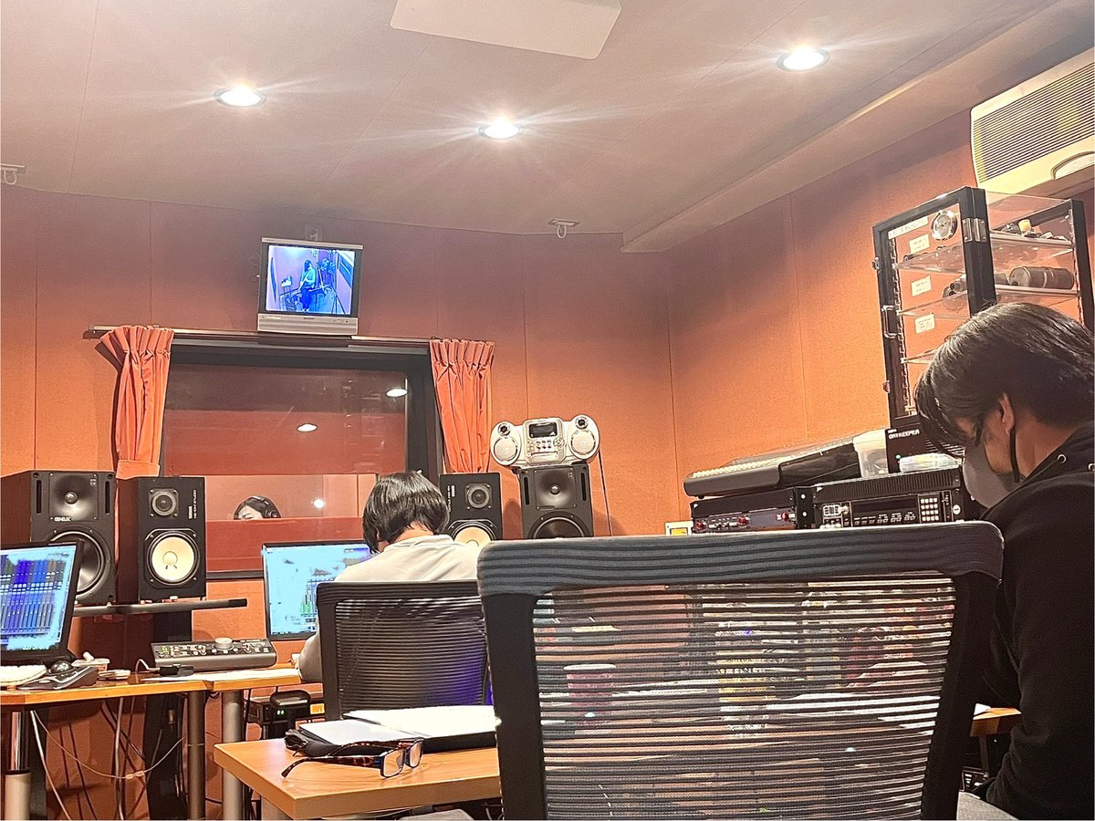 本日録音。エンジニアはハッシー橋本さん。驚くほど音が澄み、楽器の倍音を全てハグしてると思ったら、ハッシー自作プリアンプとマイクの音でした‼️中の基盤を一つ一つ設計して、他国下請けに発注＆輸入し組み立てたモノだとか‼️😭今日も素晴らしい音を有難うございました🤲