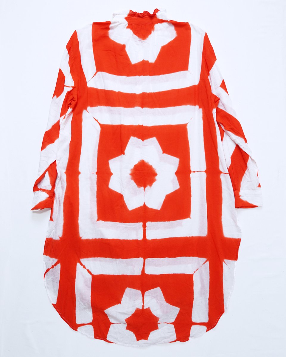 Uchida Dyed Dress Series✨
板締め染め/Itajime （Board Tightening Dyeing）

染色は朱色で1回。生地が薄くシンプルな形の服だった為、こういった柄を作り出すことが出来た。