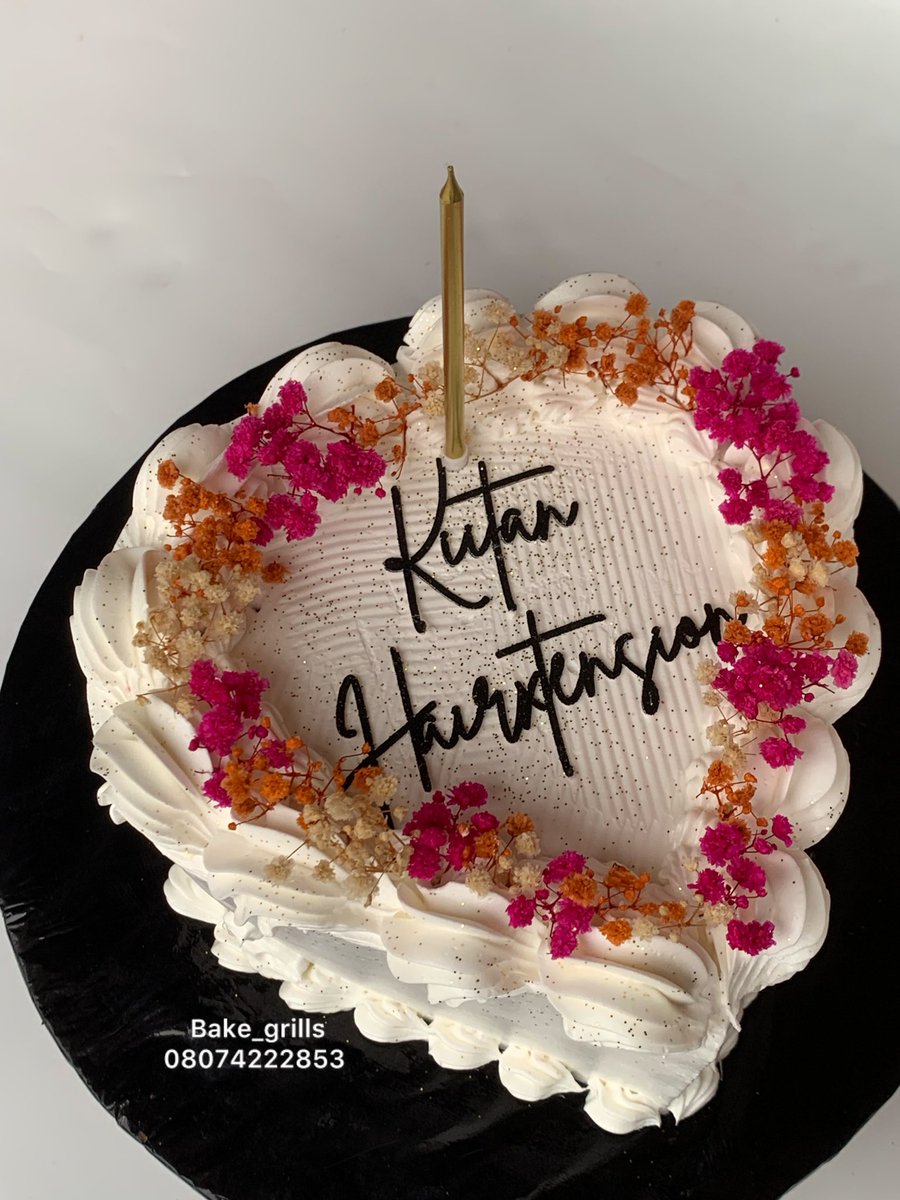 Mubaraqah5's tweet image. Pretty cakes for my pretty client 

Love love every bit of this cake 

Need a cake or two within ibadan? Please kindly send a dm 

📍orogun ibadan 

Please kindly like and retweet