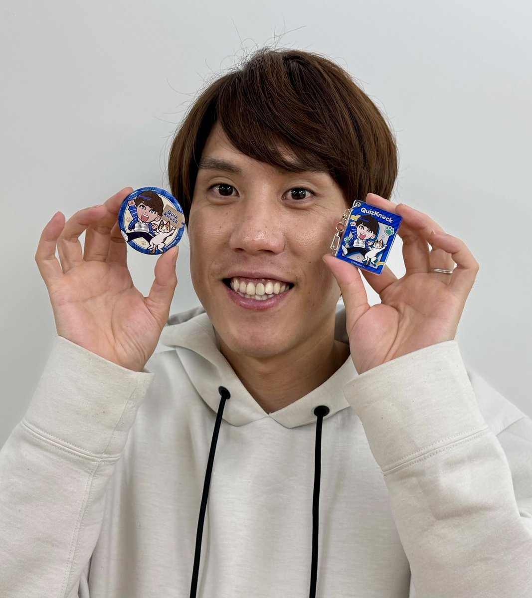 qk_10th's tweet image. ＼カラオケ #まねきねこ コラボグッズ紹介🛍️／

キリッとした顔のネコとのほほんとした顔のネコ、どちらが好きですか？ 私はどっちも。（山本）

三毛猫はサイエンティフィックな猫。体色の決定と性の決定は深い関係にあるんだね。伴性遺伝を調べてみよう。（須貝）