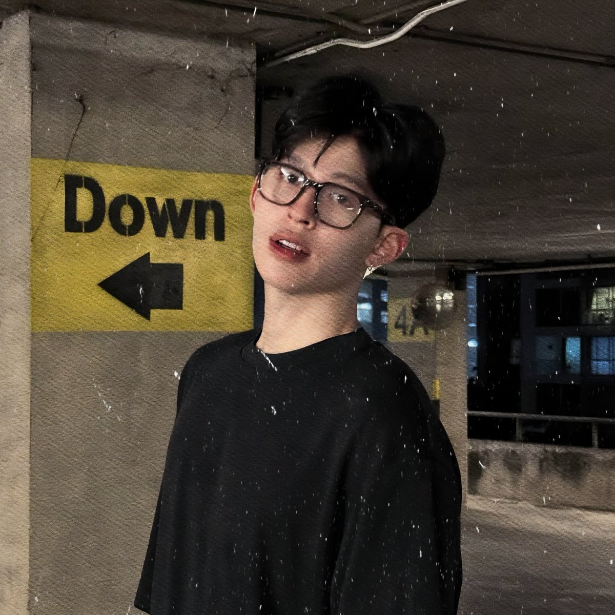 #pondphuwin short au!
`drive me crazy

nara, mahasiswa semester tua yang lagi cari cuan lewat jasa antar-jemput ospek, ketemu phuwin, maba kaya-raya yang nggak mau naik motor tapi rela bayar lebih biar dianter pake mobil. berawal dari ide gila, berakhir saling tergila-gila.