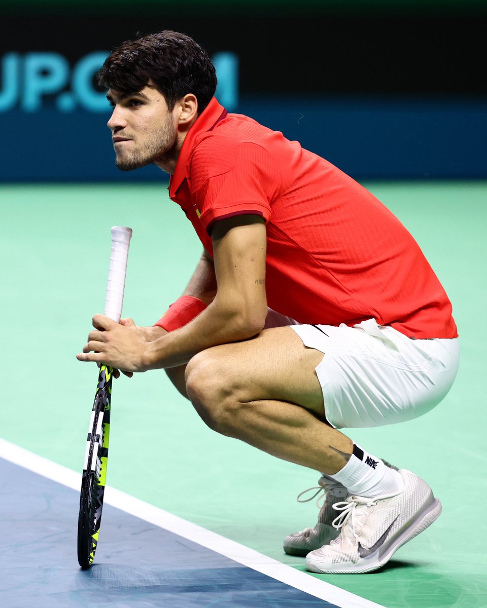 carlosalcaraz's tweet image. Siento muchísimo anunciar que no voy a poder jugar con España la Copa Davis en Bolonia… 🥲 Tengo un edema en el isquiotibial de la pierna derecha y la recomendación médica es no competir. Siempre he dicho que jugar por España es lo más grande que hay y me hacía mucha ilusión…