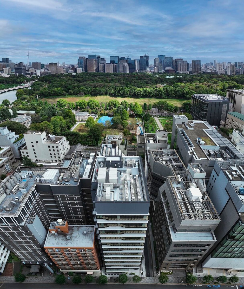 Archello's tweet photo. Front Place Chiyoda Ichibancho redefines Tokyo’s tenant office typology through precast concrete bay windows and standard aluminum frames stacked like “piled stones.” 
https://t.co/X6p45zDqIc 

#PrecastConcrete #FacadeInnovation #LowEnergyDesign https://t.co/ItqXmX47wx