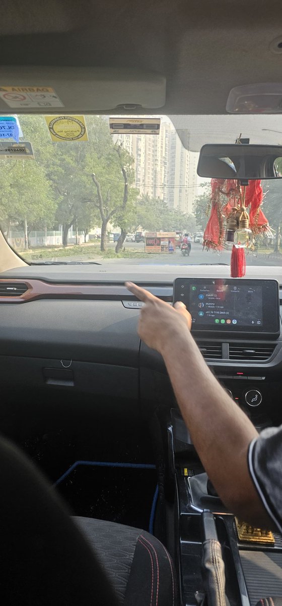 nidhibhatnagar's tweet image. Is this the way full grown neem trees are pruned. Why only these two trees are targeted. Is it a new strategy to give them slow death by ruthlessly chopping leaves and branches? @CeoNoida @noida_authority @vikranttongad @PeepalBaba 
#savefullygrowntrees @ResiSec137Noida