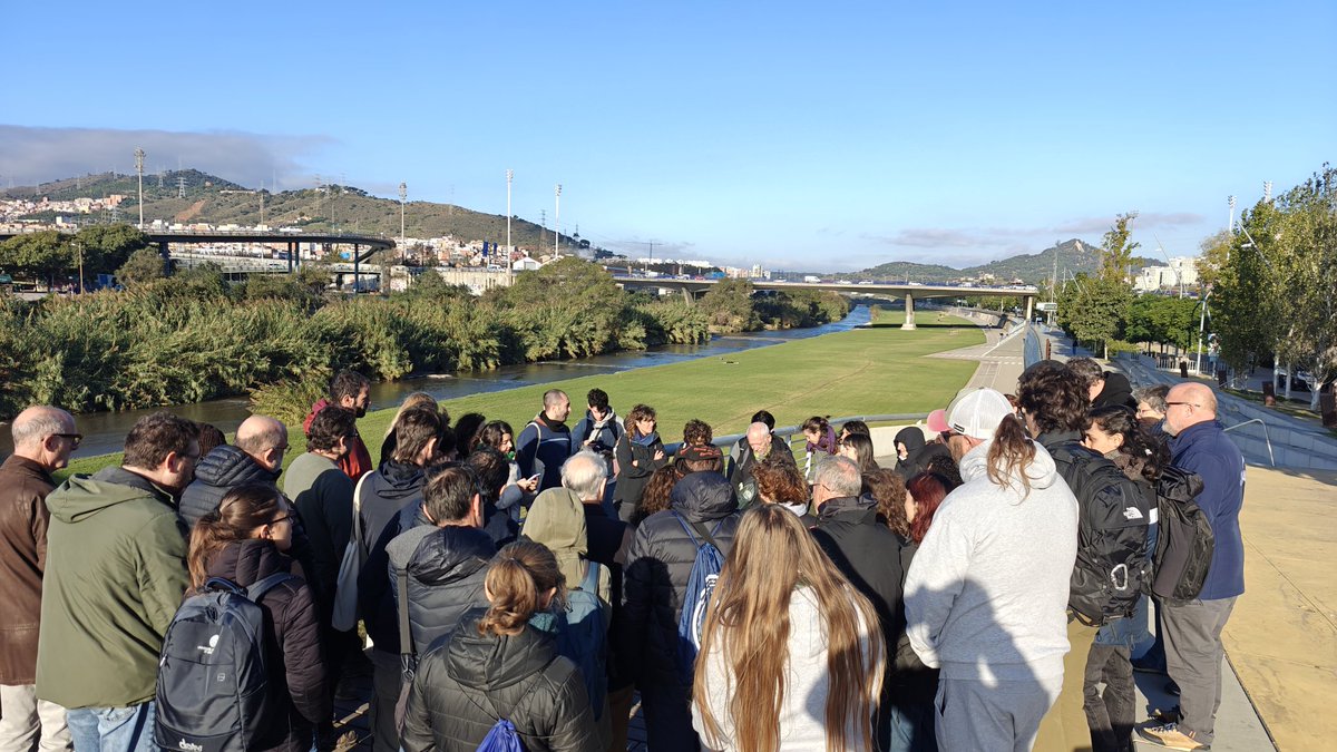 Comencem la sessió pràctica del Rumbs|Prismàtic sobre renaturalització fluvial urbana amb l'exemple del riu #Besòs a #SantaColoma de Gramenet 🏞️💙 Ho anirem explicant per aquí 🧵👇🏻