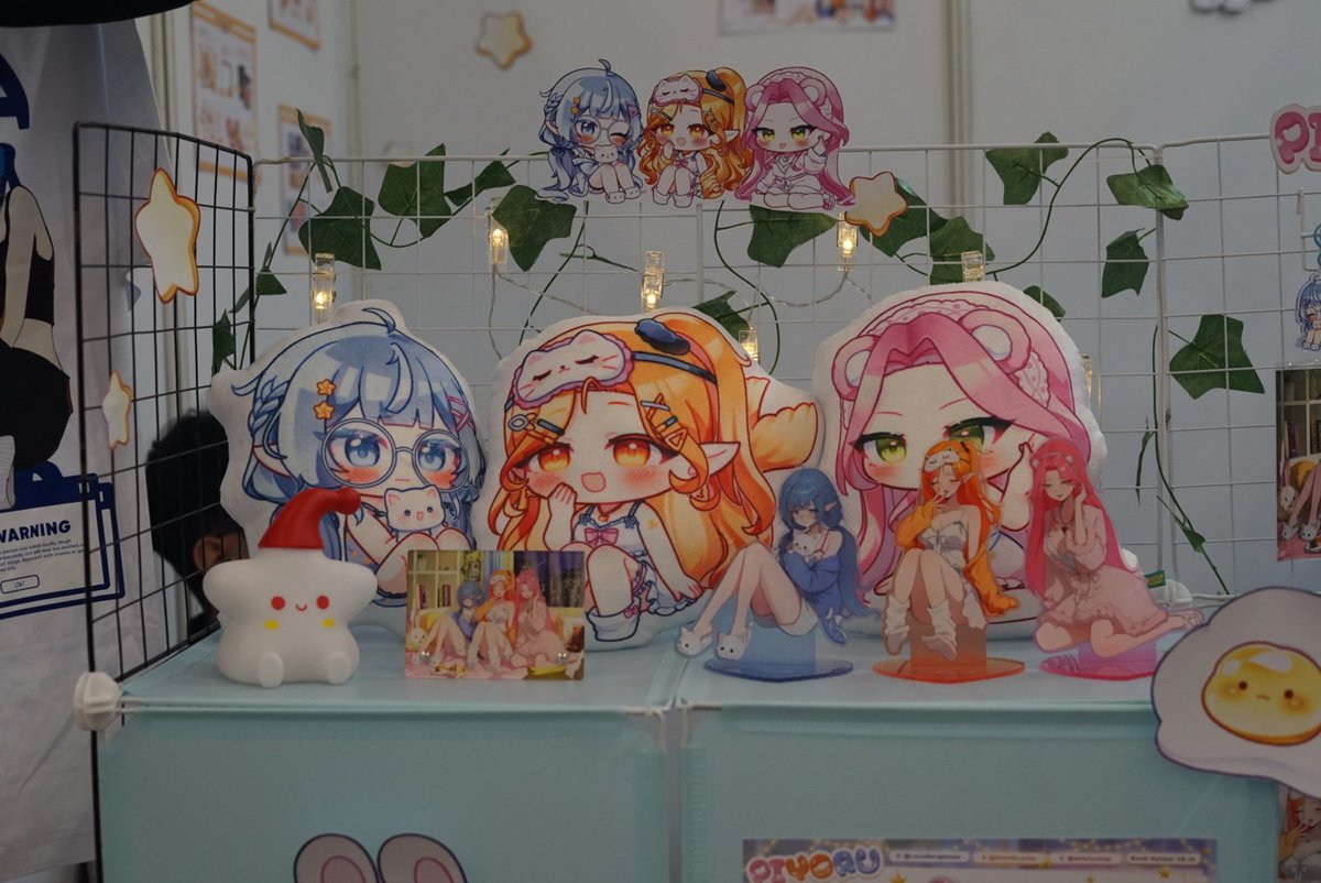 akshmrt13's tweet image. Lastly Otsu Piyoru, makasih udah dikasih kesempatan buat ngebantu2 jaga booth, it was an amazing experience, aku Bener2 belajar banyak. Thanks for the opportunity once again maaf klo misalkan aku ada kurang, semoga ga nyesel ngajak2 aku wkwkw