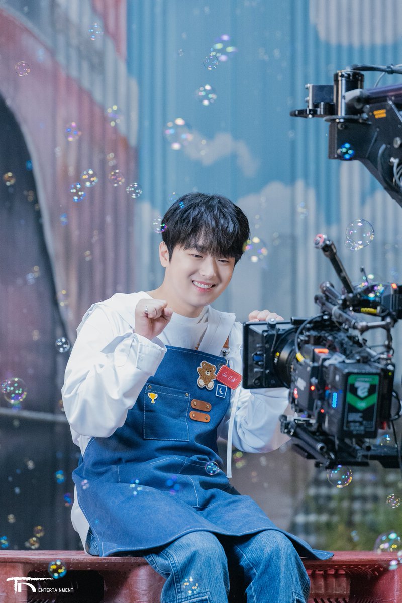 ChanWonOfficial's tweet photo. [🩷] 비하인드 포토가 도착했습니다

<오늘은 왠지> 뮤직비디오
촬영 현장이 궁금하셨던
찬스 분들 모여주세요😆

귀여움이 가득했던 MV
그 촬영 비하인드 포토를💕

👉공식 팬카페👈에서 공개하니
모두 팬카페로 찾아와주세요🤗

#이찬원 #LeeChanWon
#오늘은왠지 #MV
#티엔엔터테인먼트 https://t.co/fNrMewnJsJ
