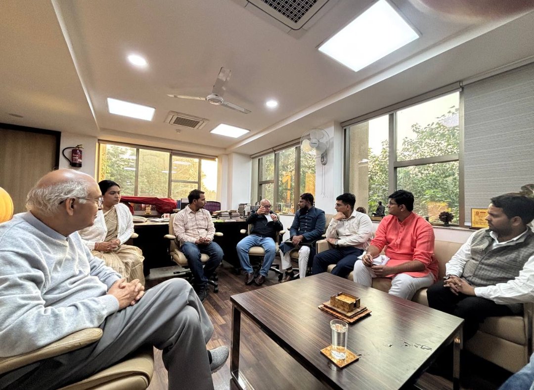 AipmmDelhi's tweet image. एकात्म भवन, दिल्ली में पसमांदा आंदोलन की स्थिति, चुनौतियों और भविष्य की दिशा पर एक महत्वपूर्ण बैठक हुई। प्रतिनिधियों ने AIPMM दिल्ली इकाई से मिलकर ठहराव के कारणों व आगे की रणनीति पर चर्चा की। बैठक सफल रही और जल्द ज़मीनी कार्य की उम्मीद जताई गई।

#Pasmanda #AIPMM #Delhi