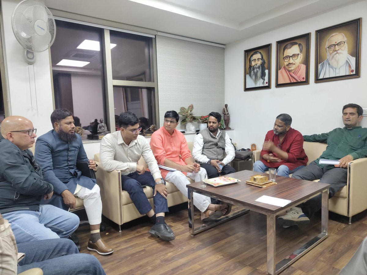 AipmmDelhi's tweet image. एकात्म भवन, दिल्ली में पसमांदा आंदोलन की स्थिति, चुनौतियों और भविष्य की दिशा पर एक महत्वपूर्ण बैठक हुई। प्रतिनिधियों ने AIPMM दिल्ली इकाई से मिलकर ठहराव के कारणों व आगे की रणनीति पर चर्चा की। बैठक सफल रही और जल्द ज़मीनी कार्य की उम्मीद जताई गई।

#Pasmanda #AIPMM #Delhi