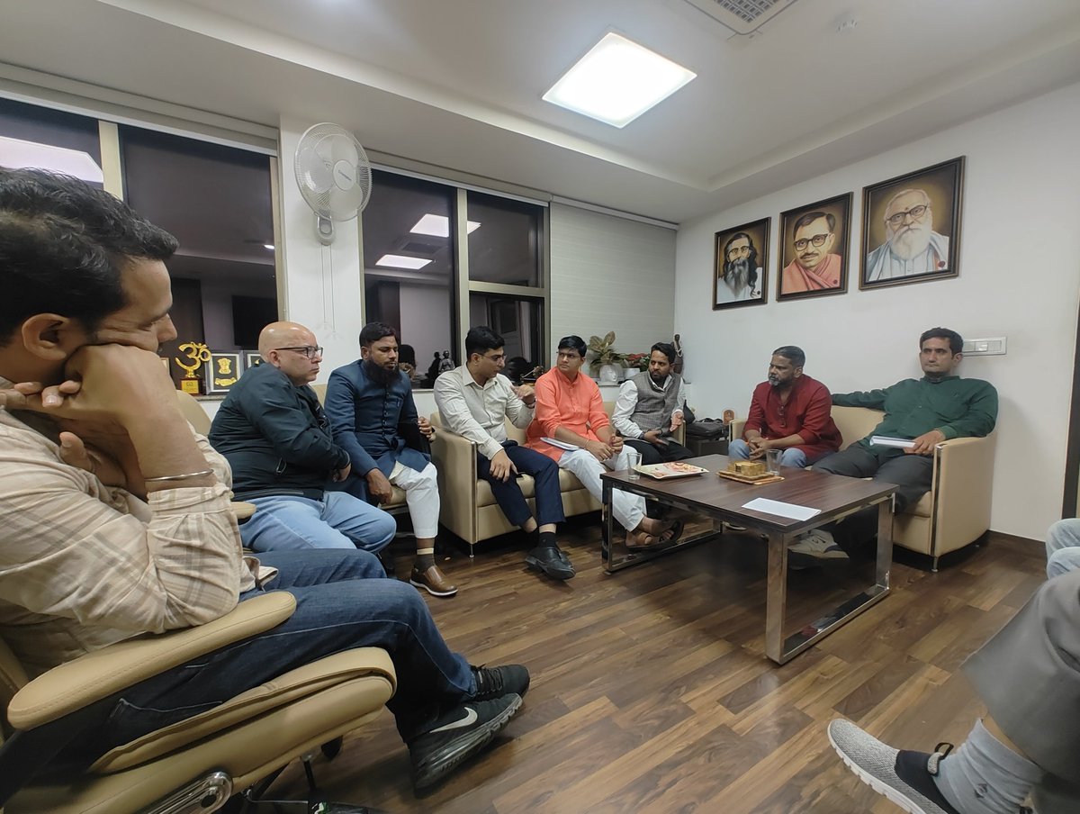 AipmmDelhi's tweet image. एकात्म भवन, दिल्ली में पसमांदा आंदोलन की स्थिति, चुनौतियों और भविष्य की दिशा पर एक महत्वपूर्ण बैठक हुई। प्रतिनिधियों ने AIPMM दिल्ली इकाई से मिलकर ठहराव के कारणों व आगे की रणनीति पर चर्चा की। बैठक सफल रही और जल्द ज़मीनी कार्य की उम्मीद जताई गई।

#Pasmanda #AIPMM #Delhi