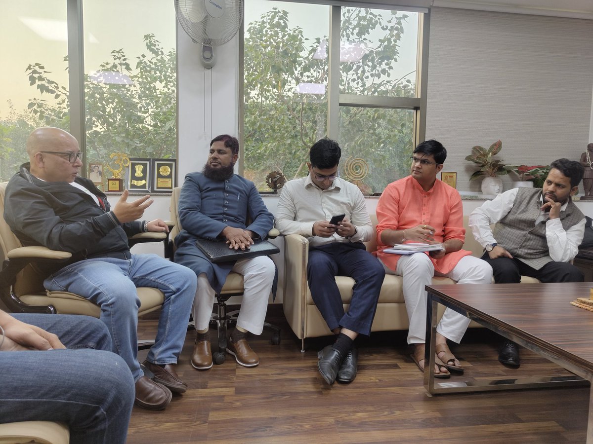 AipmmDelhi's tweet image. एकात्म भवन, दिल्ली में पसमांदा आंदोलन की स्थिति, चुनौतियों और भविष्य की दिशा पर एक महत्वपूर्ण बैठक हुई। प्रतिनिधियों ने AIPMM दिल्ली इकाई से मिलकर ठहराव के कारणों व आगे की रणनीति पर चर्चा की। बैठक सफल रही और जल्द ज़मीनी कार्य की उम्मीद जताई गई।

#Pasmanda #AIPMM #Delhi