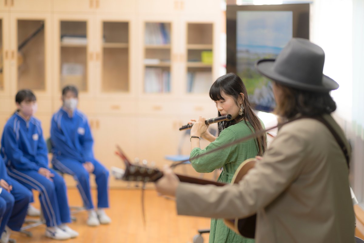 【#おでかけアリオス】11/17(月),18(火)は、いわき出身のアイリッシュフルート奏者・須貝知世さんが、ギターなどを演奏する中村大史さんと共に、小中学校へアイルランドの伝統音楽をお届け。ゆったりと静かな曲や、リズミカルなダンスの音楽に、身体を揺すって聴き入る子どもたちでした
撮影:吉田和誠