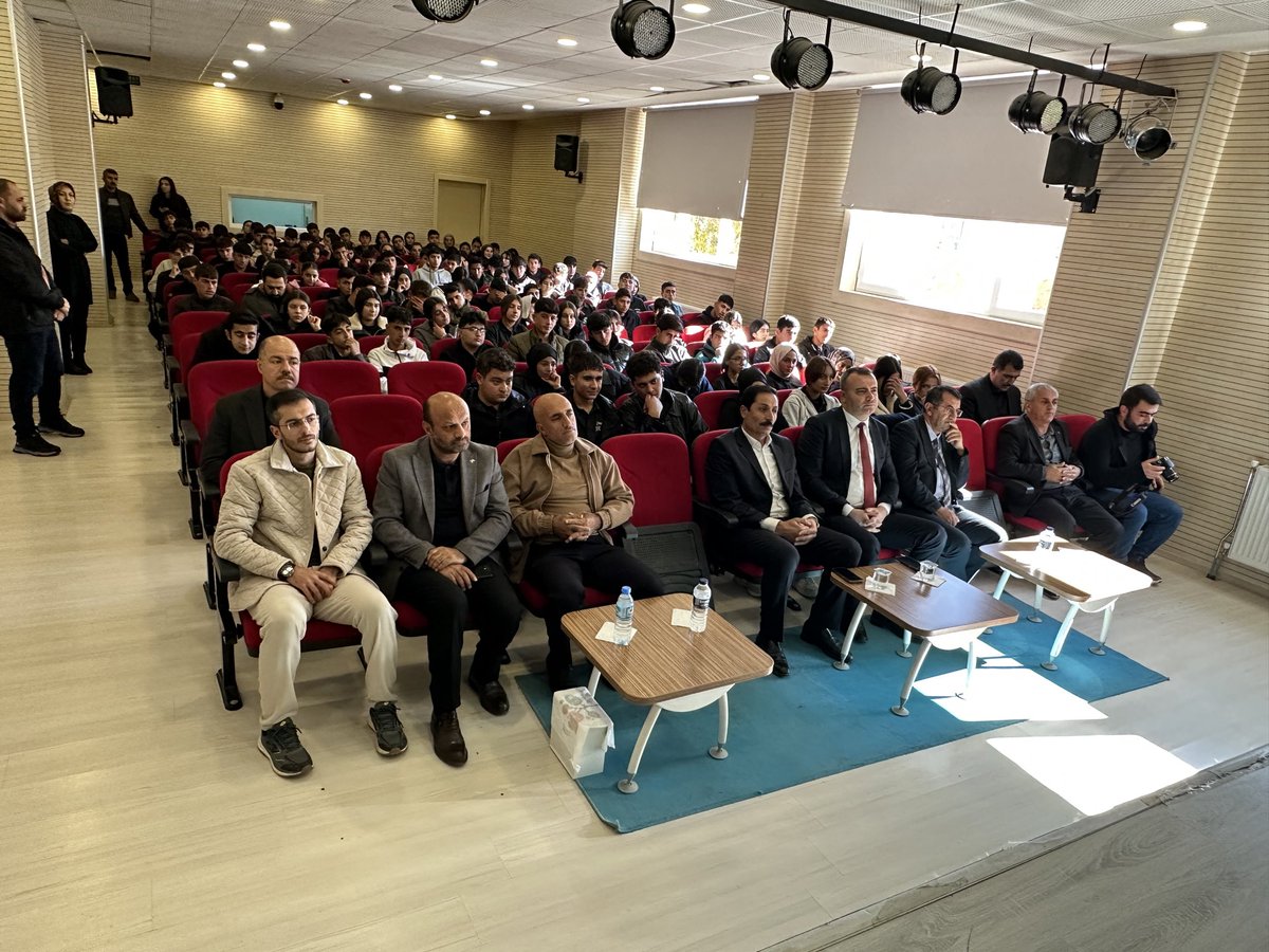 tcgevas's tweet photo. İlçe Kaymakamımız Sayın Bayram Yıldız, 2025 Mevlid-i Nebi Yılı münasebetiyle İlçe Müftülüğü tarafından okullarda düzenlenen panele katılarak öğrencilerle bir araya geldi. https://t.co/4HQ1ov0hrQ