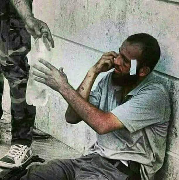 DeirEzzore's tweet image. في مثل هذا اليوم 18 نوفمبر 2013 استشهد القائد “ عبد القادر صالح” الملقب بحجي مارع، أبرز الشخصيات في الثورة السورية. قضى متأثراً بإصابته إثر قصف جوي لطيران النظام البائد في مدينة حلب. 
عُرف الصالح بقربه من الناس إذ كان يشجعهم للإبلاغ عن أي تجاوزات يتعرضون لها من الفصائل وكان يتخذ…