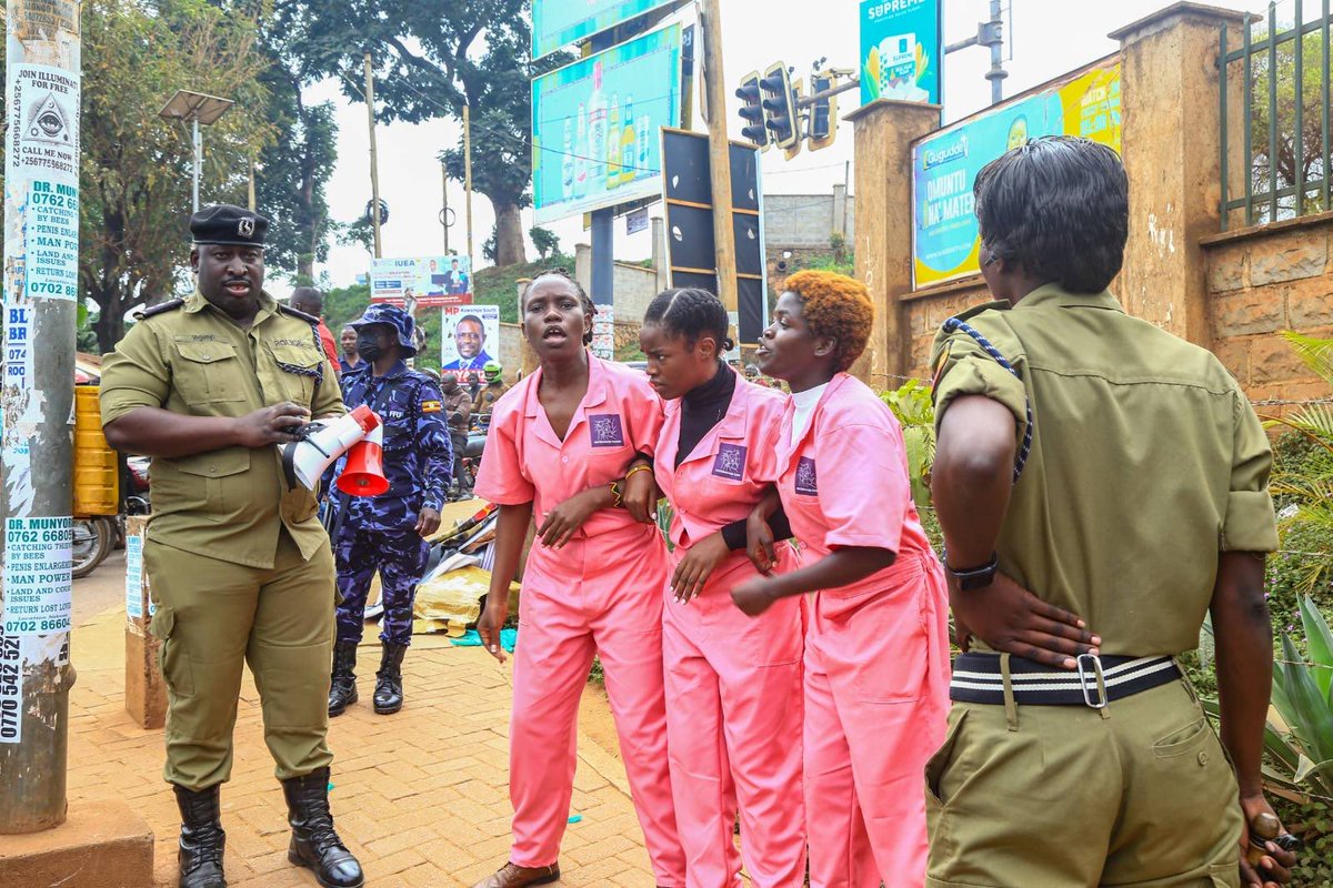 Sisterhood_Intl's tweet image. A PEACEFUL PROTEST IS A HUMAN RIGHT.
IT’S OUR CONSTITUTIONAL RIGHT.
IT’S ALSO OUR HUMAN RIGHT.

NOBODY SHOULD BE PUNISHED FOR HOLDING A PEACEFUL PROTEST.
THIS RIGHT SHOUOD BE RECOGNIZED AND PROTECTED BY BOTH THE @JudiciaryUG $ @PoliceUg 
#RightToProtest