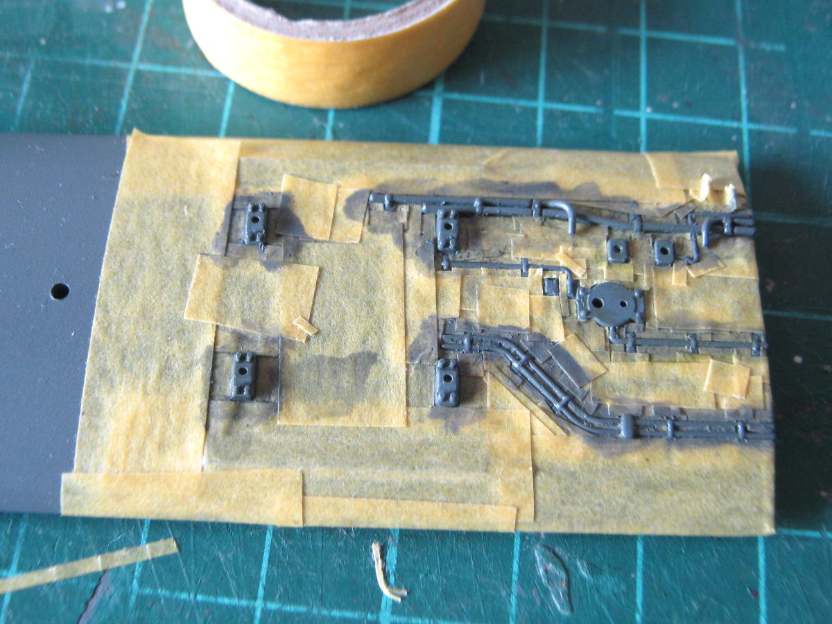 tentetu82's tweet image. #115系 #PULM　ストップしていた工作を屋上の塗装から再開。ダークグレーを吹いて配管のモールドを吹き付けで色を塗るのでマスキング。ライトグレーを吹いてめくる。手間は掛かるが塗りは一発で決まる。ベンチ周辺のシャドーを吹いて機器を取り付け。きょうはここまで。