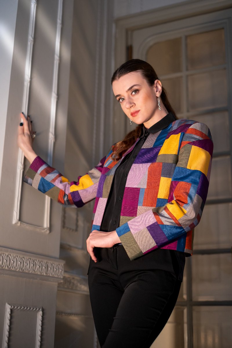 bohcatr's tweet image. El dokuması kutnu kumaştan kırkyama tekniği ile üretilen ceket; hafif yapısı, şık dokusu ve benzersiz renk geçişleriyle hem gündüz hem gece kombinlerinde rahatlıkla kullanılabilir.

İlhamını kültürümüzden alan zarif tasarımlar BOHÇA 🛍️ Mağazalarımızda satışa sunulmuştur.