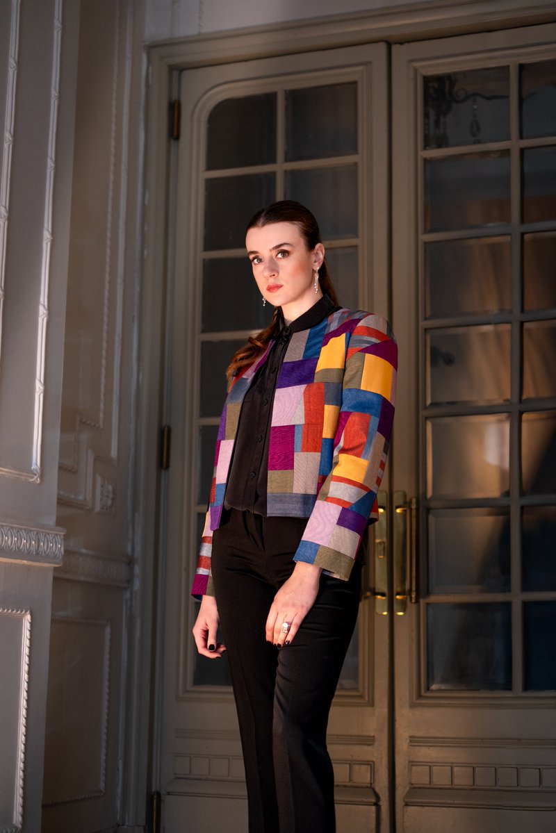 bohcatr's tweet image. El dokuması kutnu kumaştan kırkyama tekniği ile üretilen ceket; hafif yapısı, şık dokusu ve benzersiz renk geçişleriyle hem gündüz hem gece kombinlerinde rahatlıkla kullanılabilir.

İlhamını kültürümüzden alan zarif tasarımlar BOHÇA 🛍️ Mağazalarımızda satışa sunulmuştur.