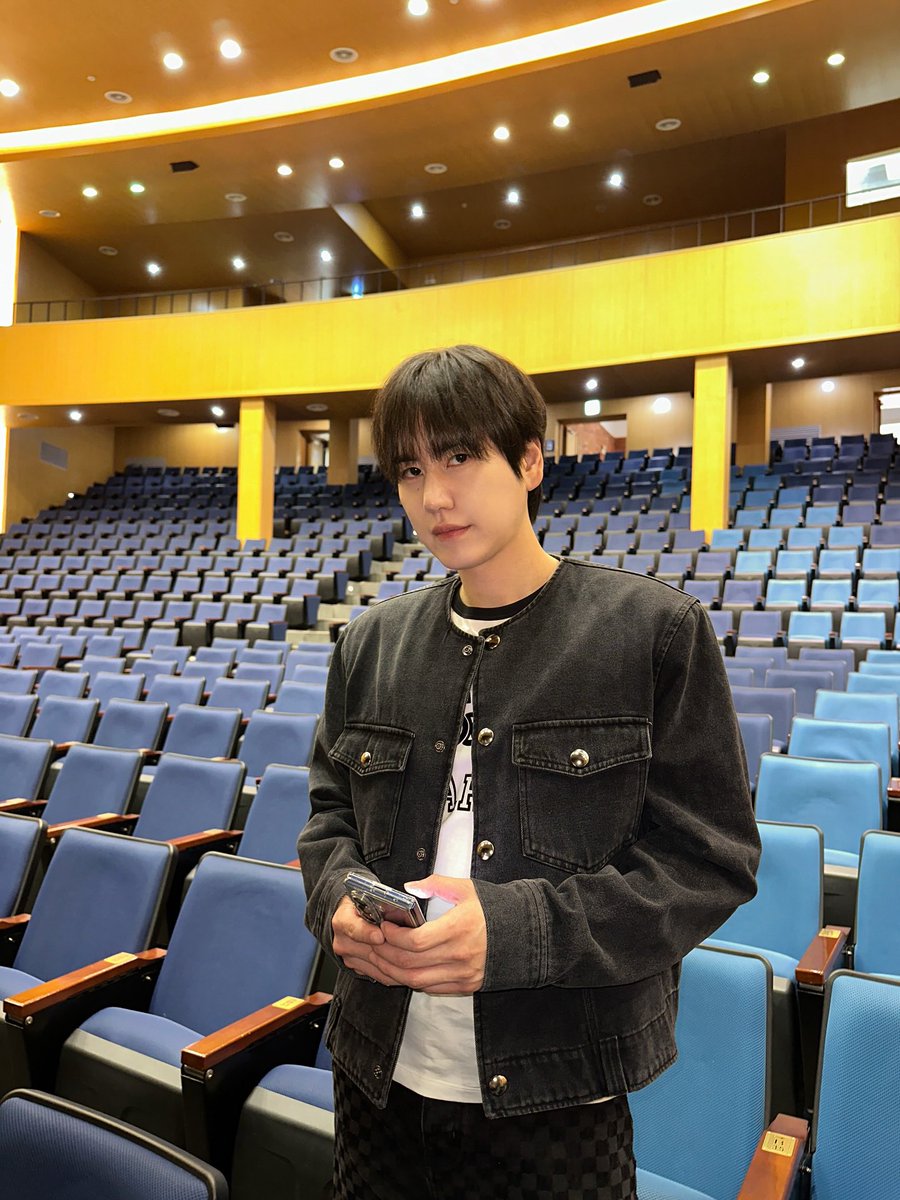 이 눈빛 뭐지 
두손모았고, 공손해진다