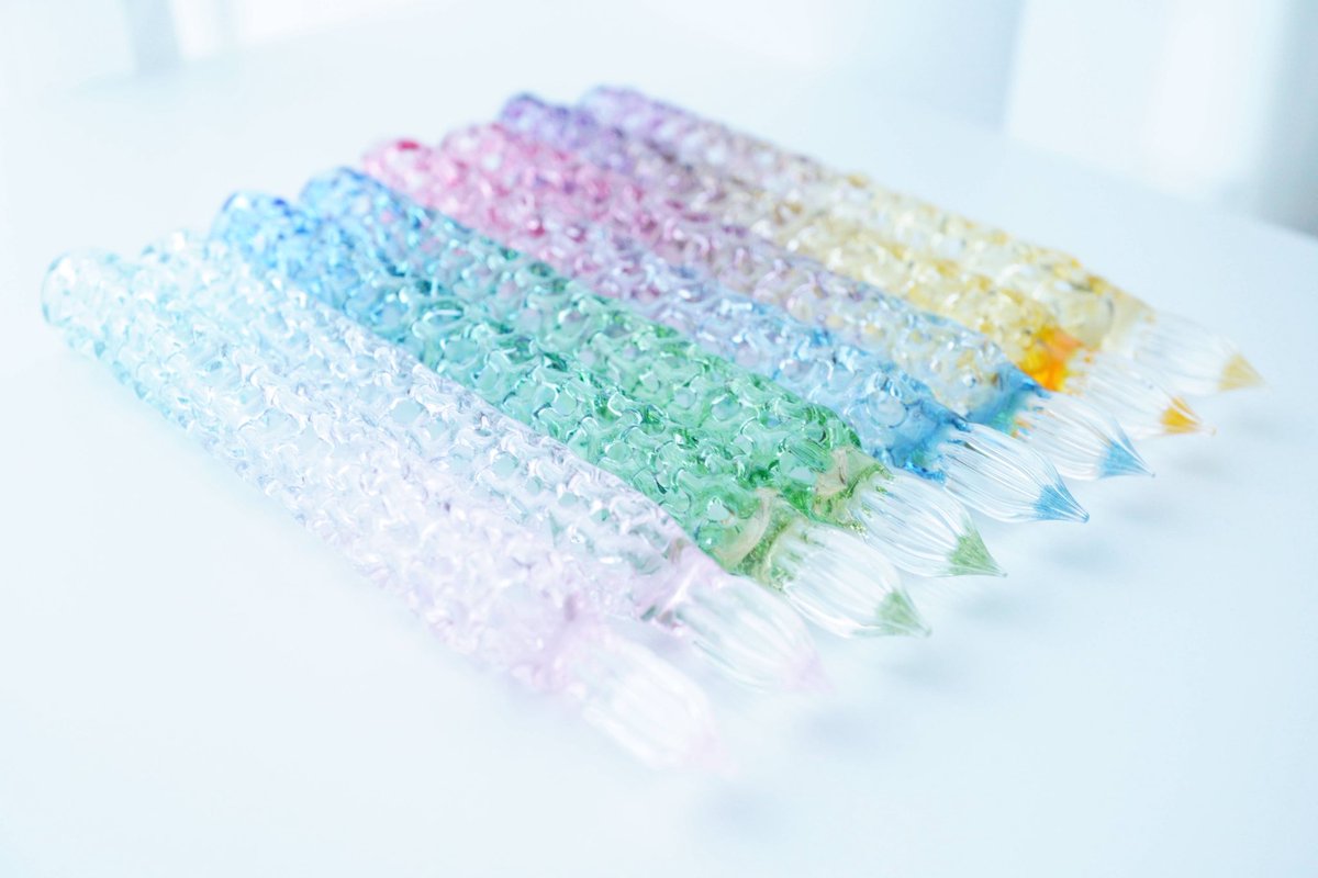 書写や絵画向けのあみあみガラスペンが出来たぞ！

これはお客様の声を聞いてあみあみの軸の中を"空っぽ"にしたもので
珠の入っている「ゆりかご」より静かで重心移動がなくとても軽い。
そのため創作に集中しやすくなった。

グラデーションが"空"ようなので2つの意味をかけて「そらかご」と名付けた