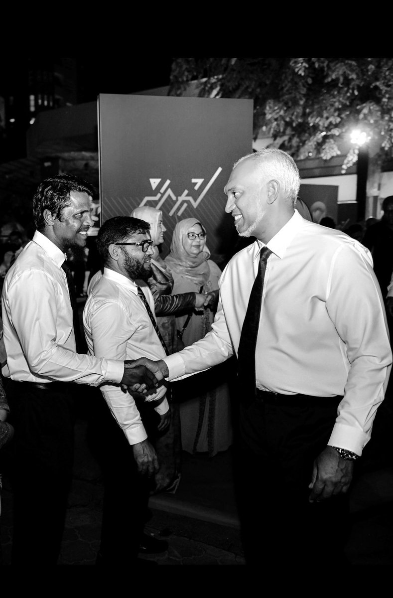 ޝުކުރާ ސަނާ ސާފުސީދާ ހިތުން،
          އާކޮށްގެން ކިޔާށެ ރައީސަށް ދުލުން.