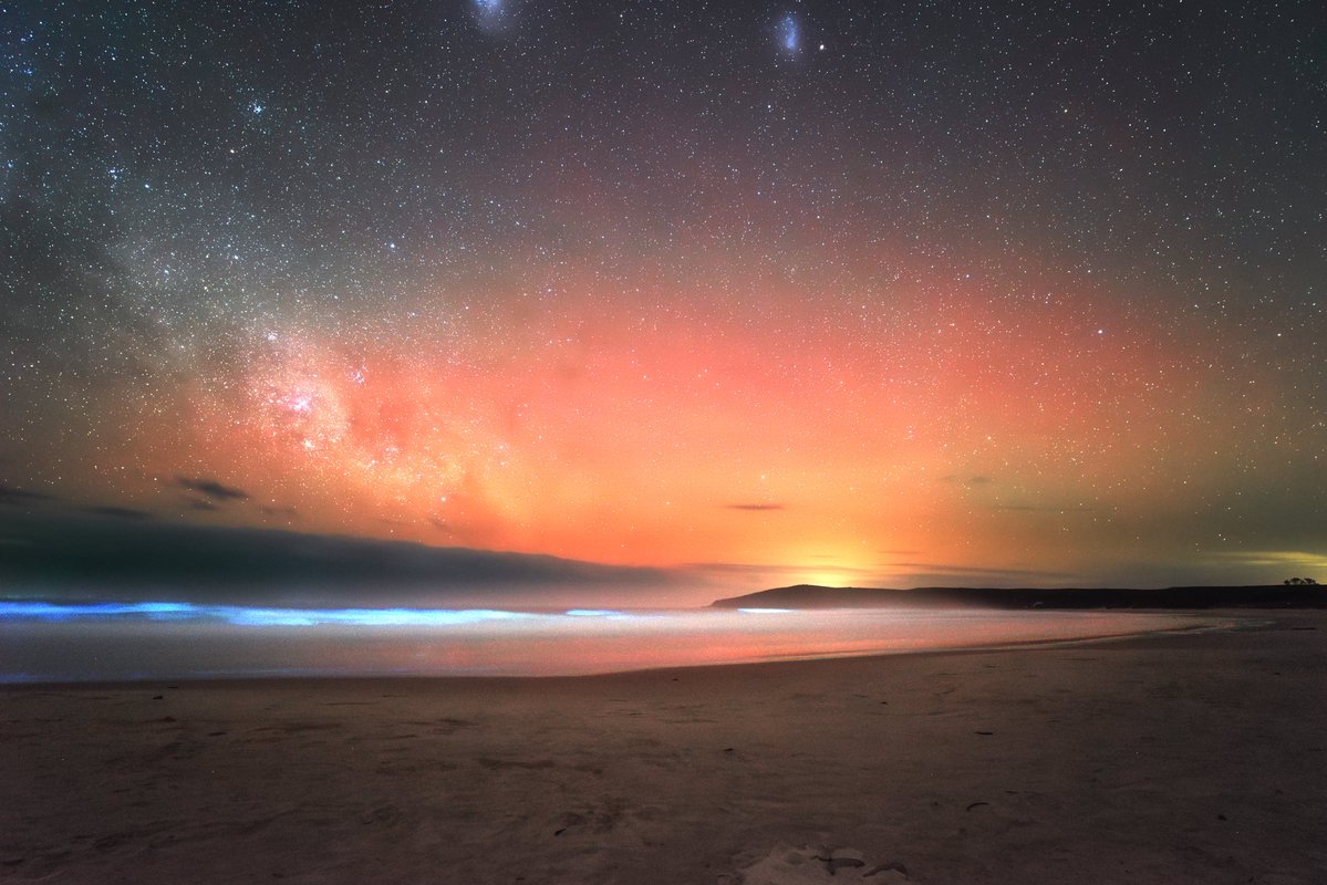 Haru_koala's tweet image. オーロラが出た夜(11/12)、タイムラプス用に撮ってた画像を見返したら、海に夜光虫が写ってた！いつか天の川と夜光虫を一緒に撮りたいと思ってたけど、まさか（冬の）天の川+夜光虫＋オーロラが同時に撮れるとは思わなかったわ。