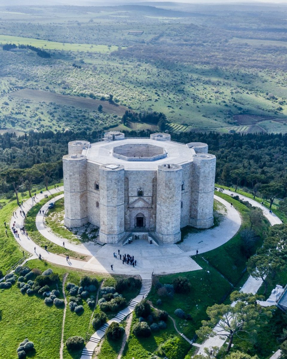 Castel del Monte, Puglia, Italy 🇮🇹 

This building was constructed around 1250 by the will of the Emperor of the Holy Roman Empire 👑

Even today, we don’t have a single clue as to why it was built this way or for what purpose

Any theories?