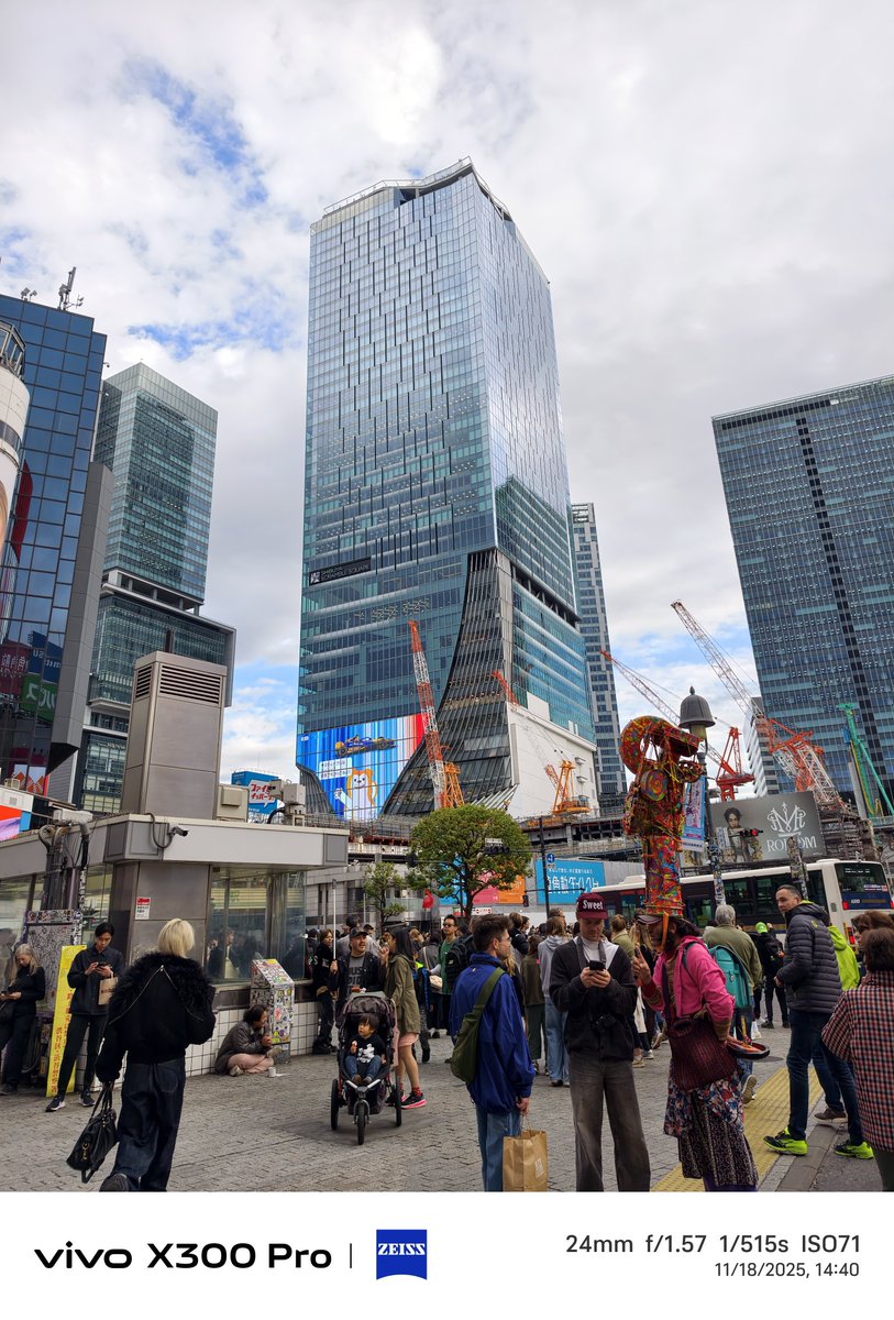 Shibuya ตีบวกรอบใหญ่เลย ทั้ง Shibuya Sky (45 ชั้น) กำลังทำอาคารเพิ่ม ครอบราง JR 

การ Re-Development บนพื้นที่ Prime Area ควรเกิดขึ้น พื้นที่มีจำกัด เมื่อจำกัดก็ใช้ให้คุ้มสิ อย่างศาลาแดง / ลุมพินี / สยาม ที่พัฒนา Central Park, One Bangkok, Central Siam

แต่เสียดายหลายทำเล กม.