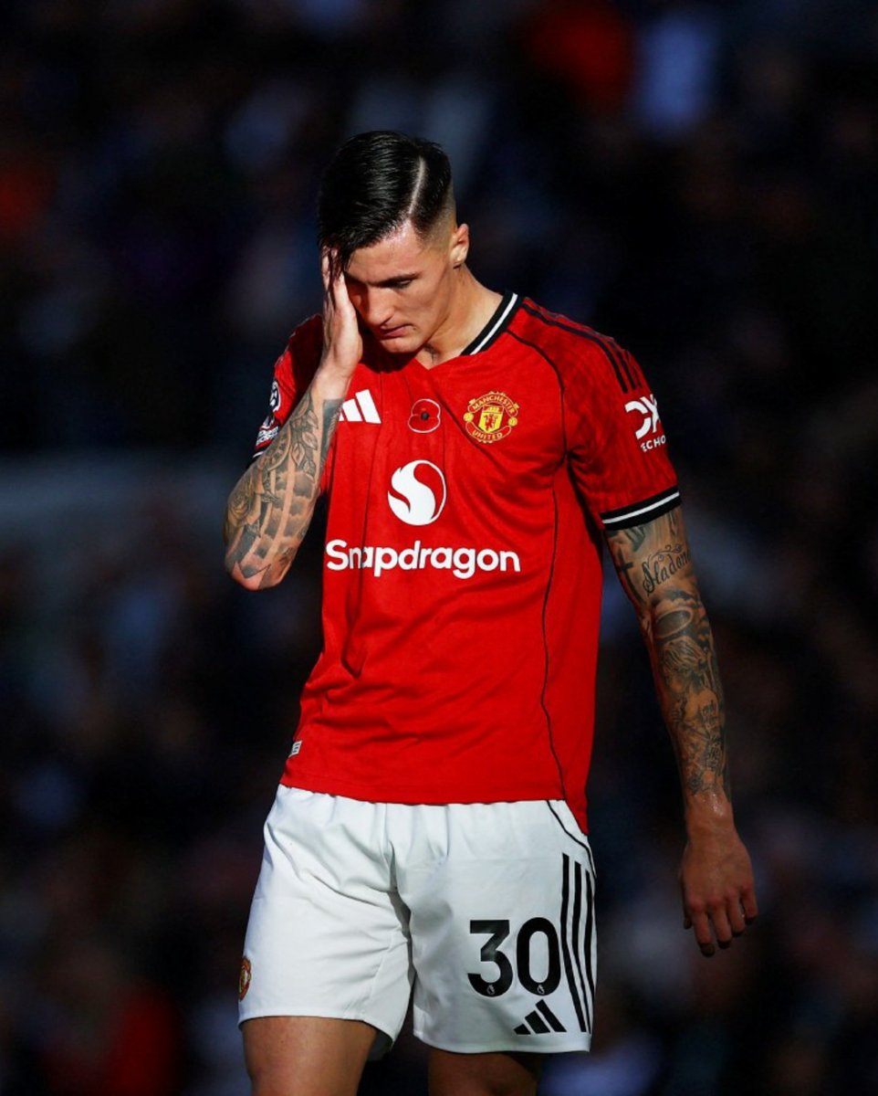 iSportsAPI's tweet image. Manchester United striker Benjamin Sesko is set to be sidelined for approximately a month due to a knee injury he sustained during a match against Tottenham Hotspur on November 8🥲

#MUFC #ManUtd