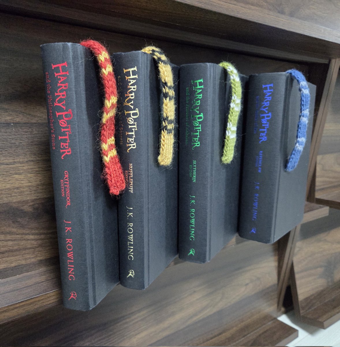 gongbu_nojam's tweet image. 목도리 책갈피~!