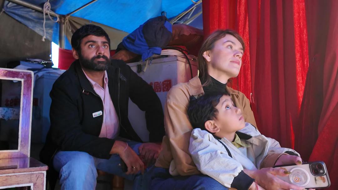 A lovely scene in #Ningbo's Xingyang village on Nov 15: while a local troupe performed classic Yueju Opera, Diana and her family from Colombia watched from the crowd. They've lived in Yulan Community for three years, where Diana offers public Spanish classes. This time, she