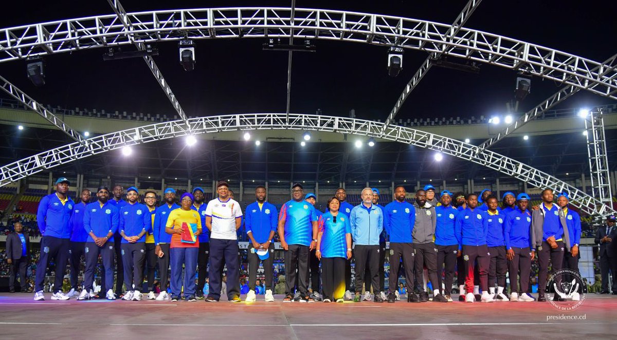 ElectionNet's tweet image. #RDC : Le Président Félix Tshisekedi et la Première dame Denise Nyakeru étaient au stade pour soutenir les Léopards.
En présence des autorités, le Chef de l’État a salué chaque joueur, et remis le drapeau national au capitaine Chancel Mbemba.

Il les encourage à poursuivre leur…