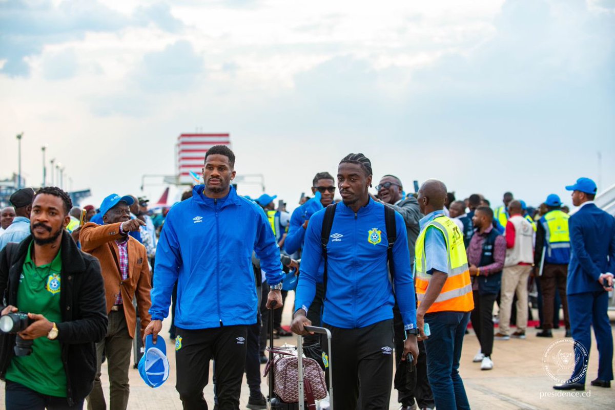 ElectionNet's tweet image. #RDC : Le Président Félix Tshisekedi et la Première dame Denise Nyakeru étaient au stade pour soutenir les Léopards.
En présence des autorités, le Chef de l’État a salué chaque joueur, et remis le drapeau national au capitaine Chancel Mbemba.

Il les encourage à poursuivre leur…