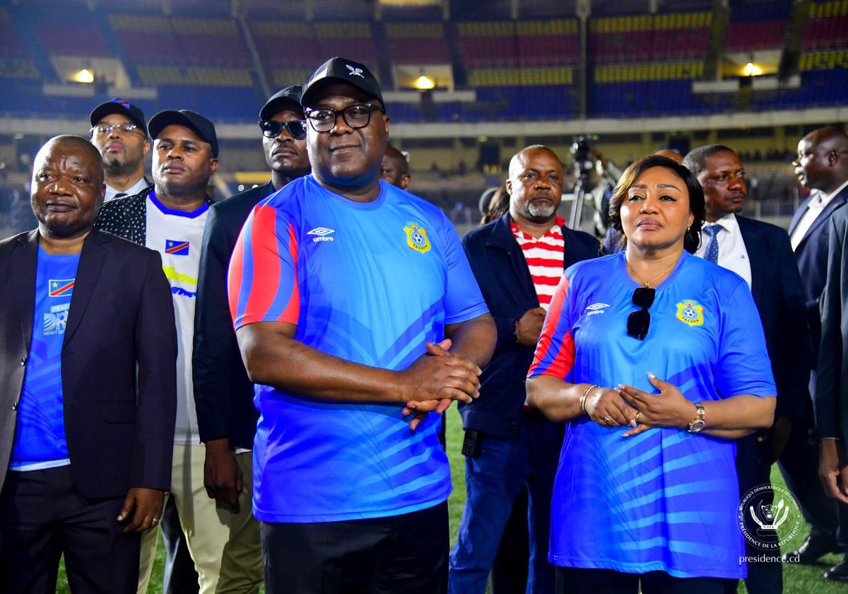 ElectionNet's tweet image. #RDC : Le Président Félix Tshisekedi et la Première dame Denise Nyakeru étaient au stade pour soutenir les Léopards.
En présence des autorités, le Chef de l’État a salué chaque joueur, et remis le drapeau national au capitaine Chancel Mbemba.

Il les encourage à poursuivre leur…