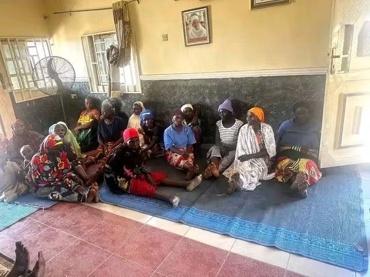 BeyondMentorsCC's tweet photo. 👩🏾‍🦱✨ Our organization dey try give hope to grassroots women.

Plenty mama for community get big dream — from market stall to farm, from tailoring shop to food business. But sometimes small capital dey hold dem back. 😔

Na why BMCCI bring Zero Interest Loan come. 🙌
No interest. https://t.co/gLIcndVrvN